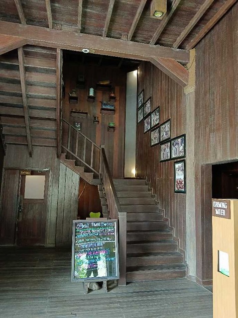 バリタワー階段入り口