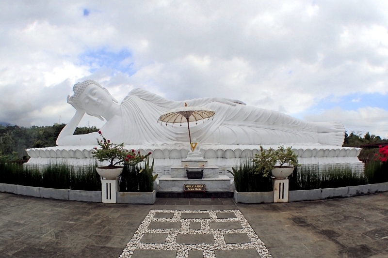 Vihara Dharma Giriの寝ている仏像